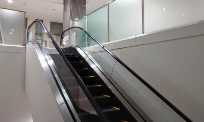 配置過多やコスト上昇により、企業の支出が増加している